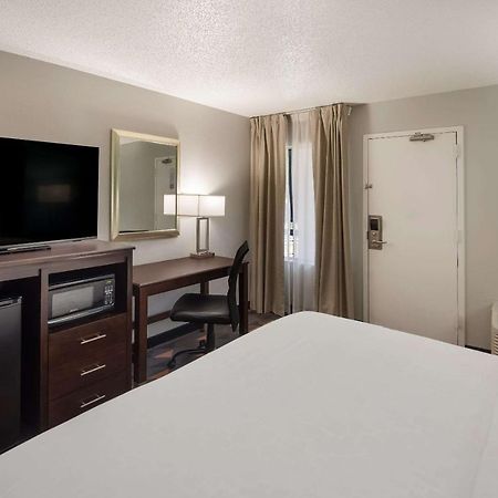 Clarion Pointe Indianapolis Northeast Hotel Касълтън Екстериор снимка