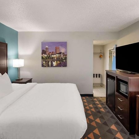Clarion Pointe Indianapolis Northeast Hotel Касълтън Екстериор снимка