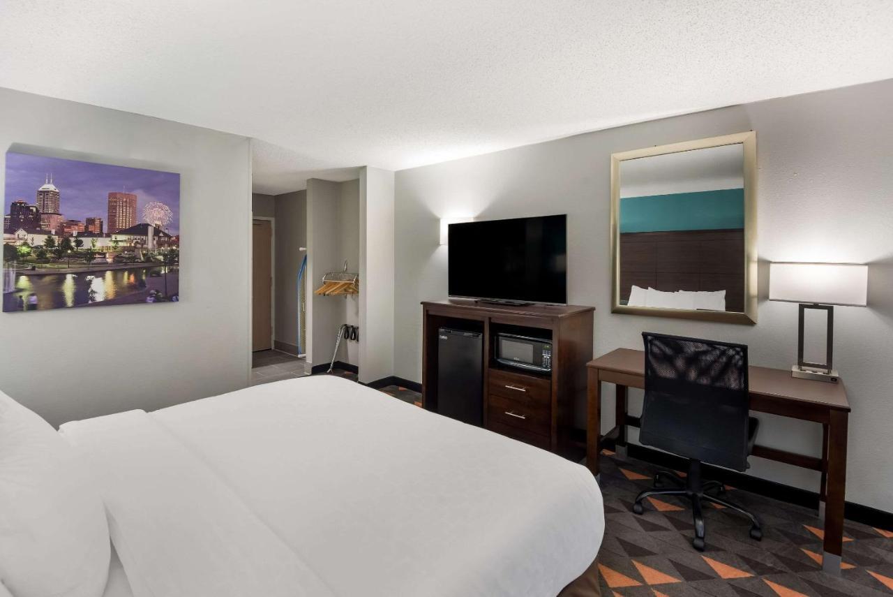 Clarion Pointe Indianapolis Northeast Hotel Касълтън Екстериор снимка
