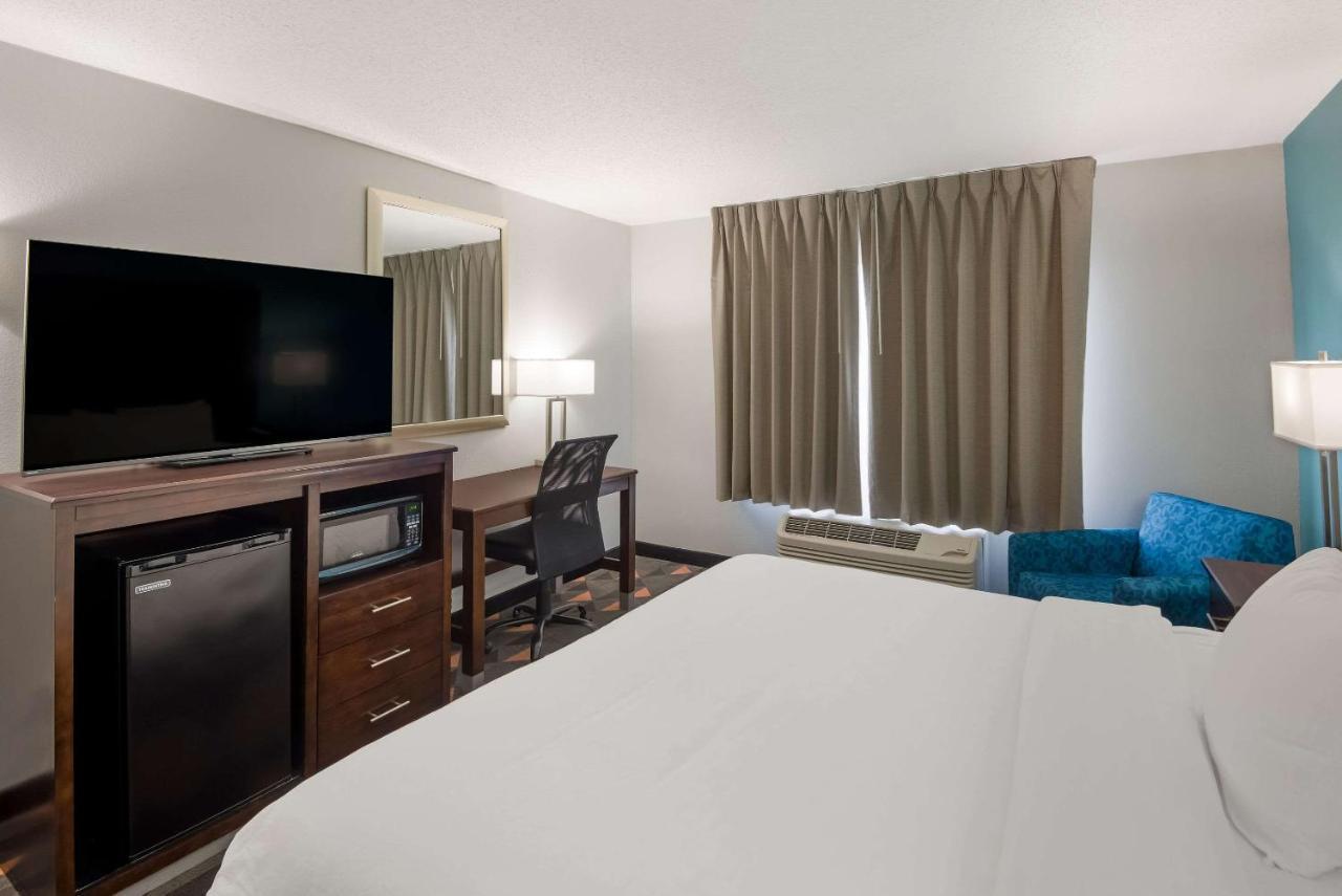Clarion Pointe Indianapolis Northeast Hotel Касълтън Екстериор снимка