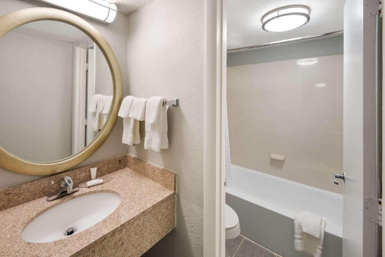 Clarion Pointe Indianapolis Northeast Hotel Касълтън Екстериор снимка