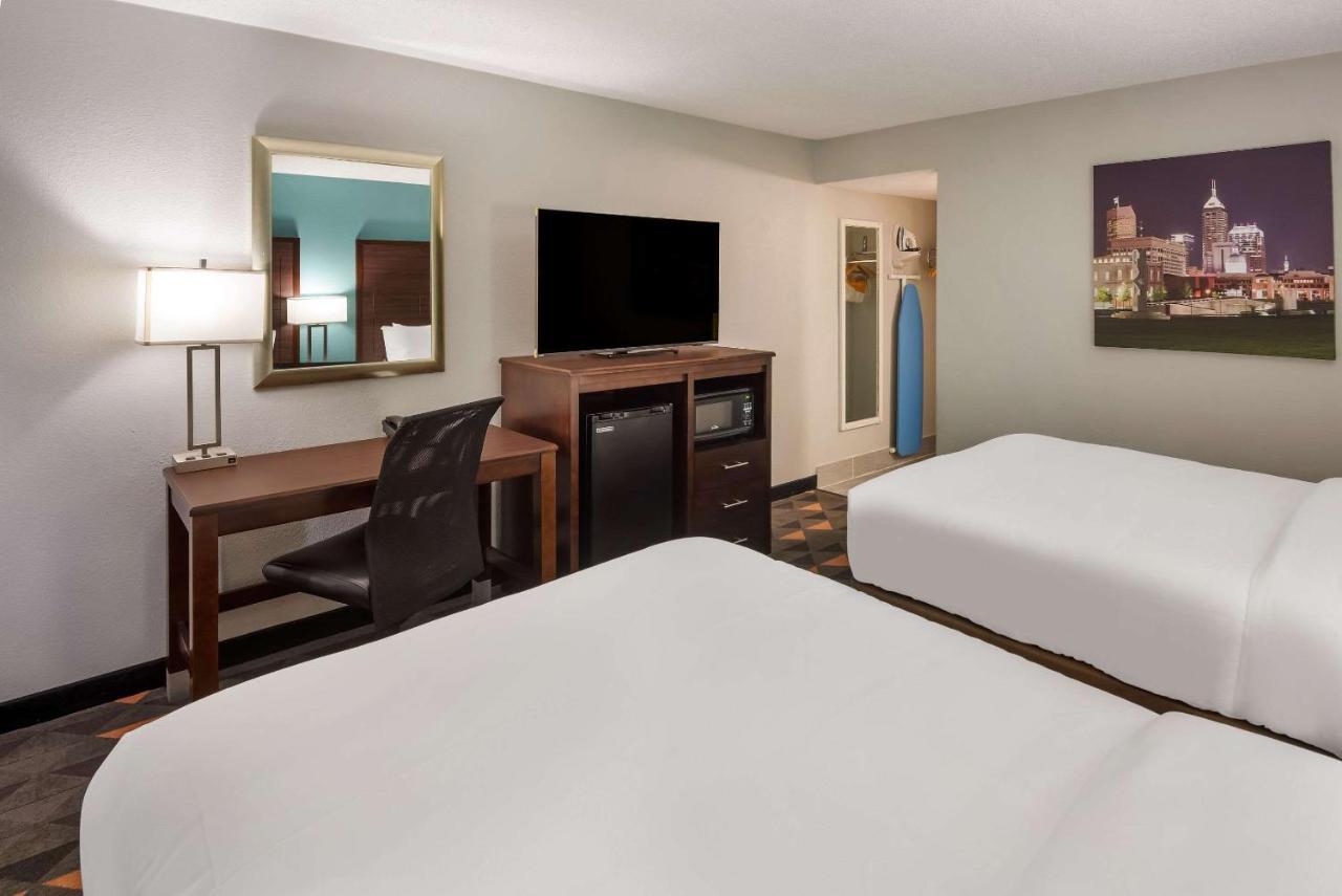 Clarion Pointe Indianapolis Northeast Hotel Касълтън Екстериор снимка