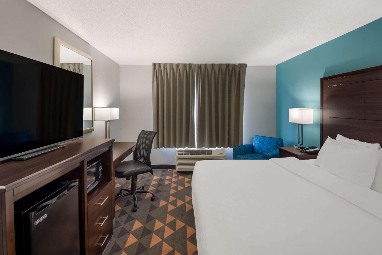 Clarion Pointe Indianapolis Northeast Hotel Касълтън Екстериор снимка