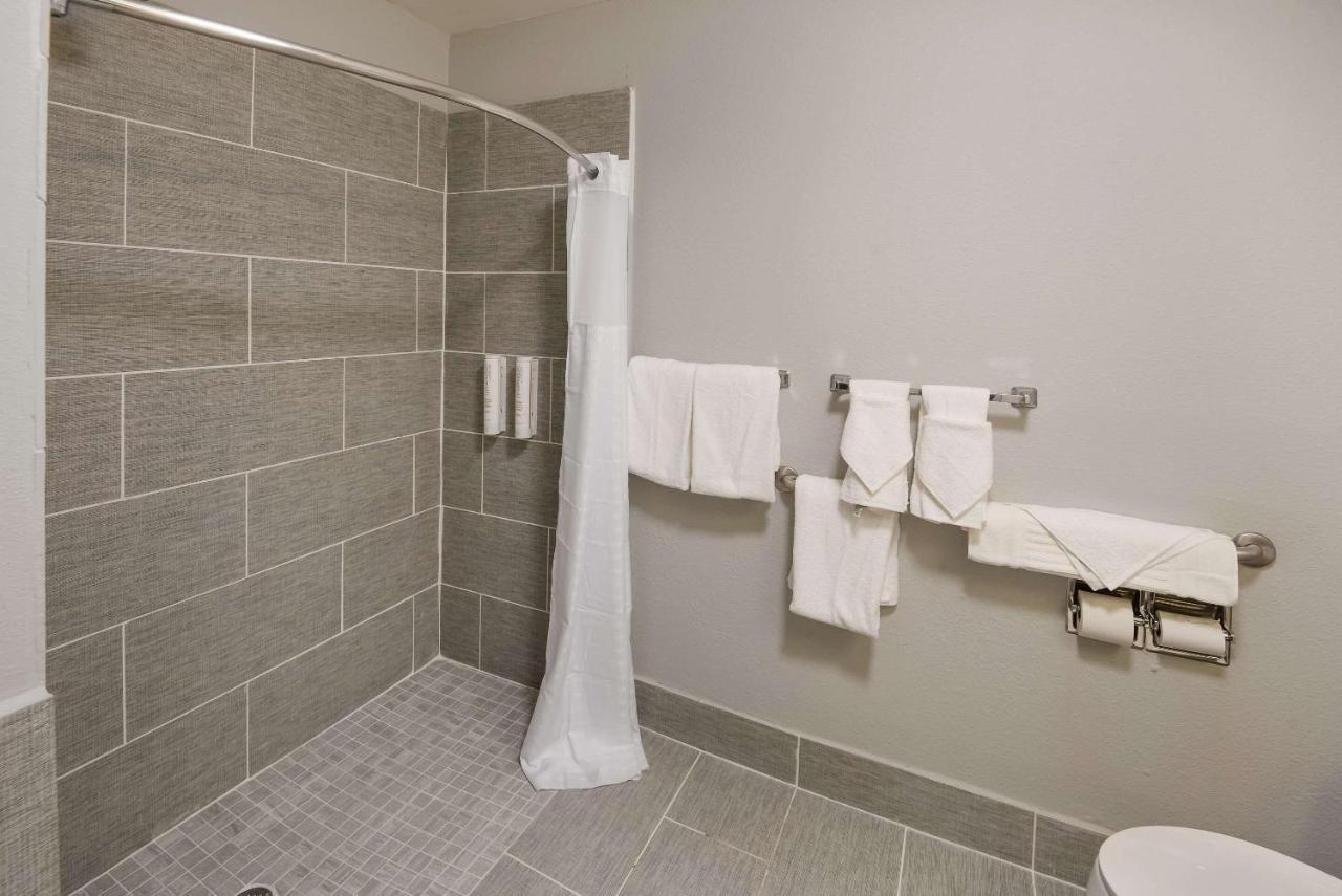 Clarion Pointe Indianapolis Northeast Hotel Касълтън Екстериор снимка