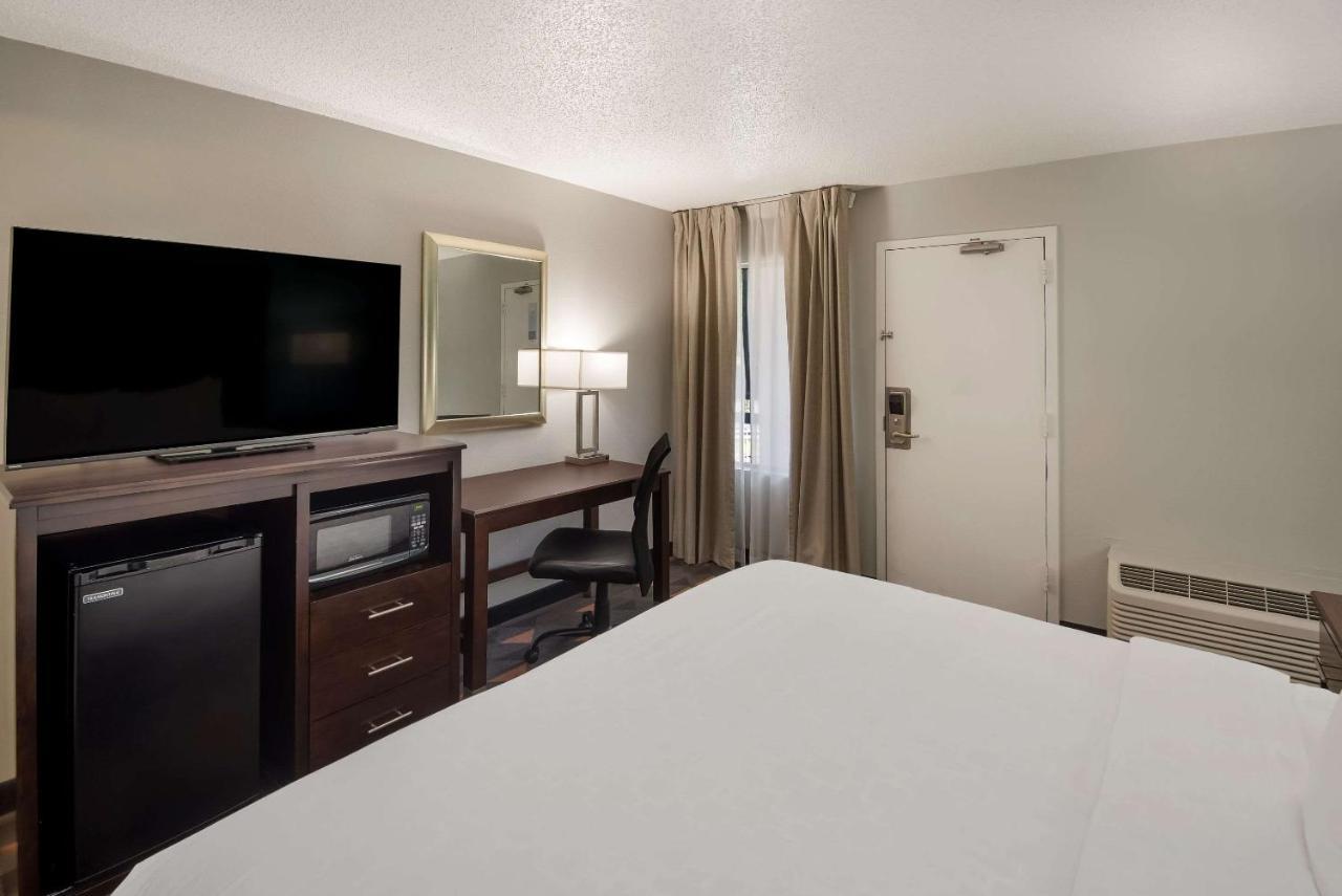 Clarion Pointe Indianapolis Northeast Hotel Касълтън Екстериор снимка