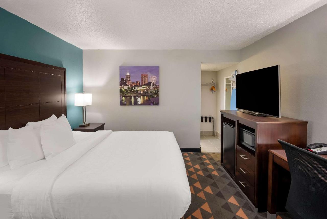 Clarion Pointe Indianapolis Northeast Hotel Касълтън Екстериор снимка