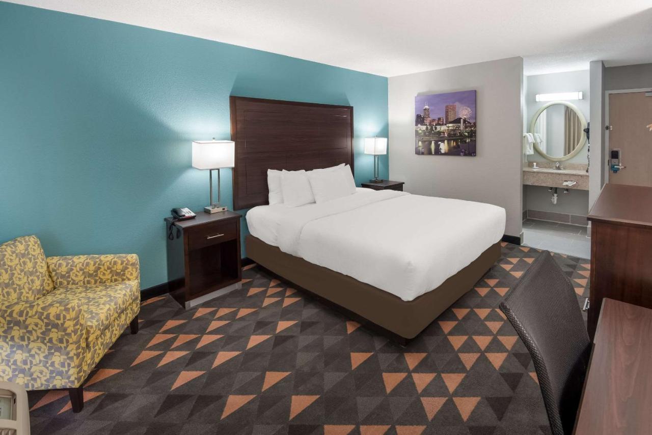 Clarion Pointe Indianapolis Northeast Hotel Касълтън Екстериор снимка