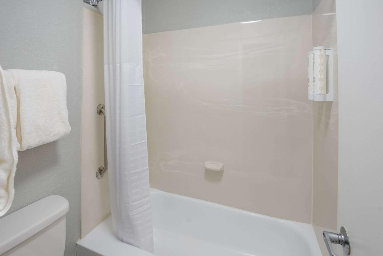 Clarion Pointe Indianapolis Northeast Hotel Касълтън Екстериор снимка