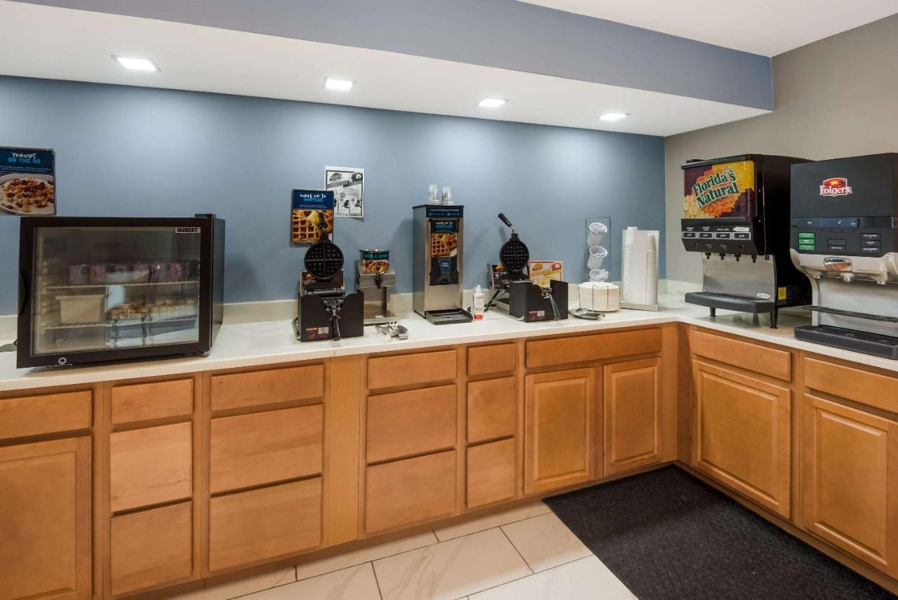 Clarion Pointe Indianapolis Northeast Hotel Касълтън Екстериор снимка