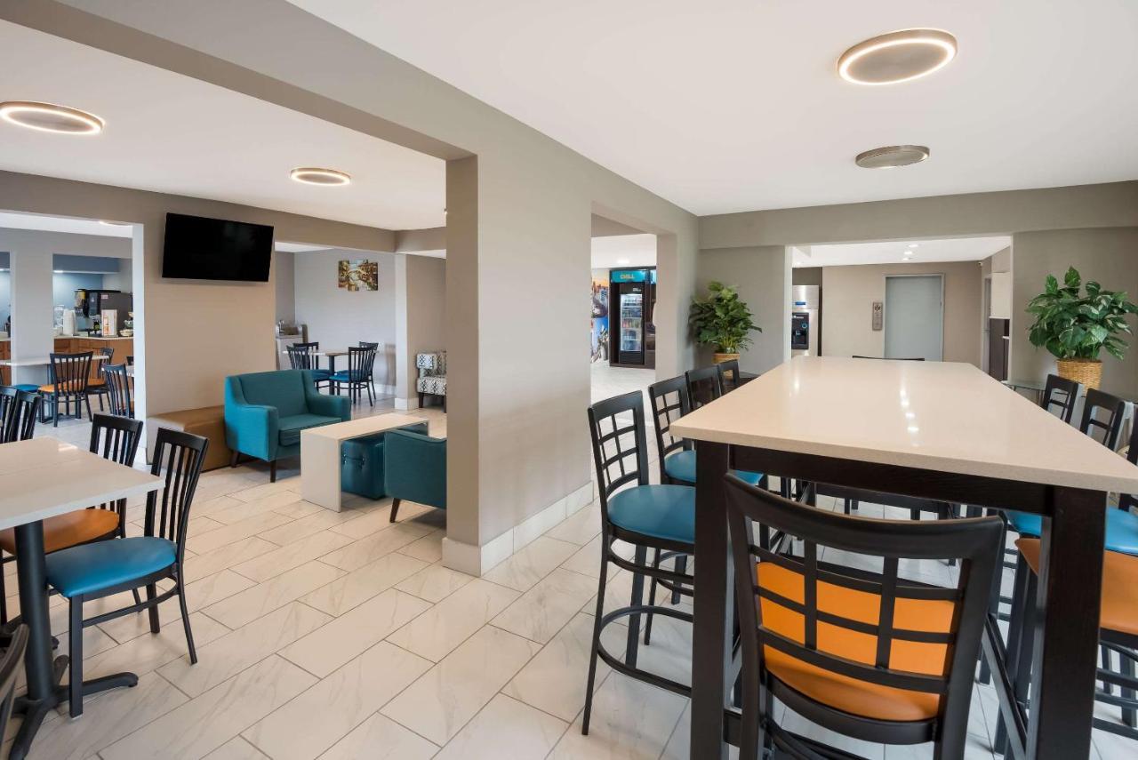 Clarion Pointe Indianapolis Northeast Hotel Касълтън Екстериор снимка