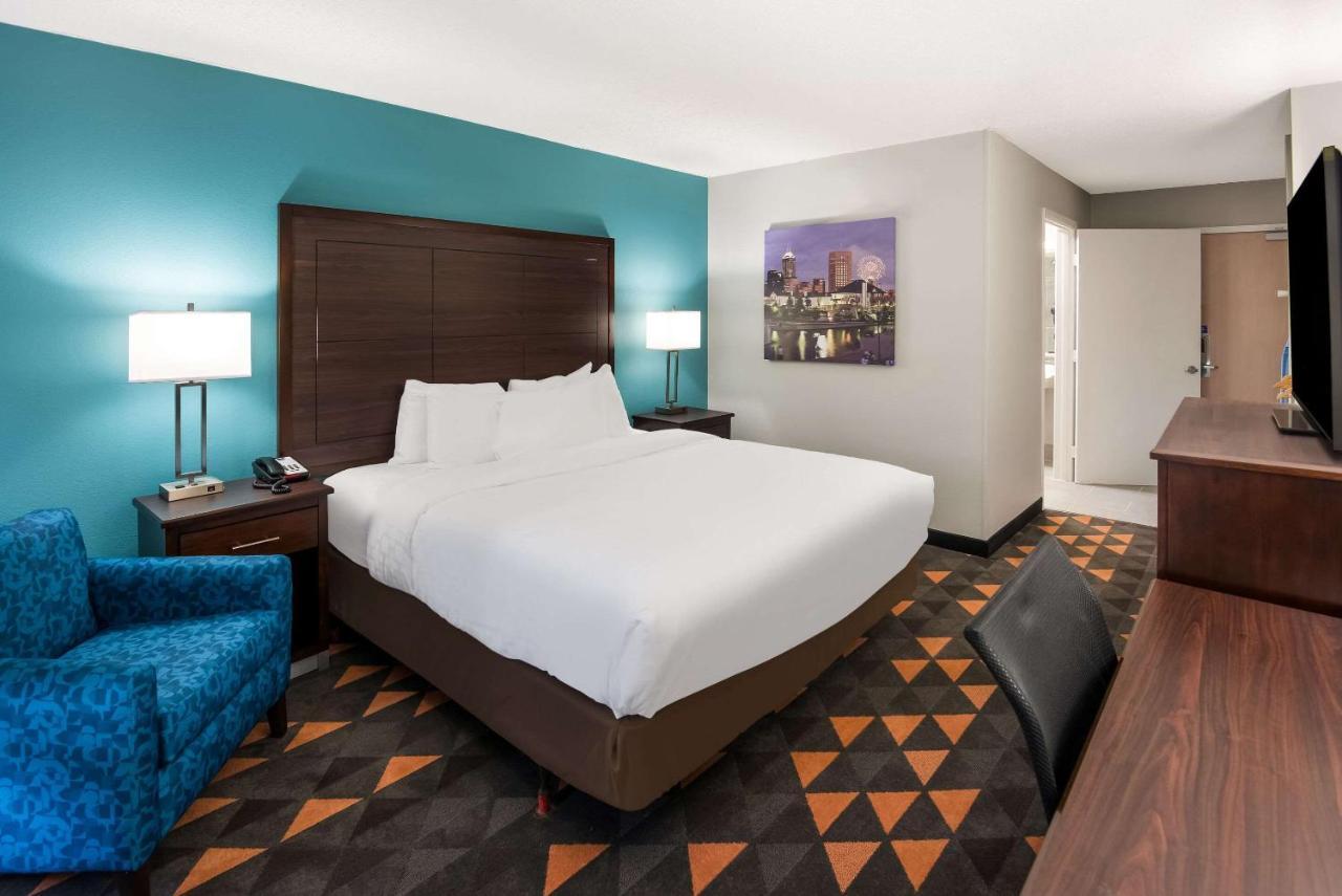Clarion Pointe Indianapolis Northeast Hotel Касълтън Екстериор снимка