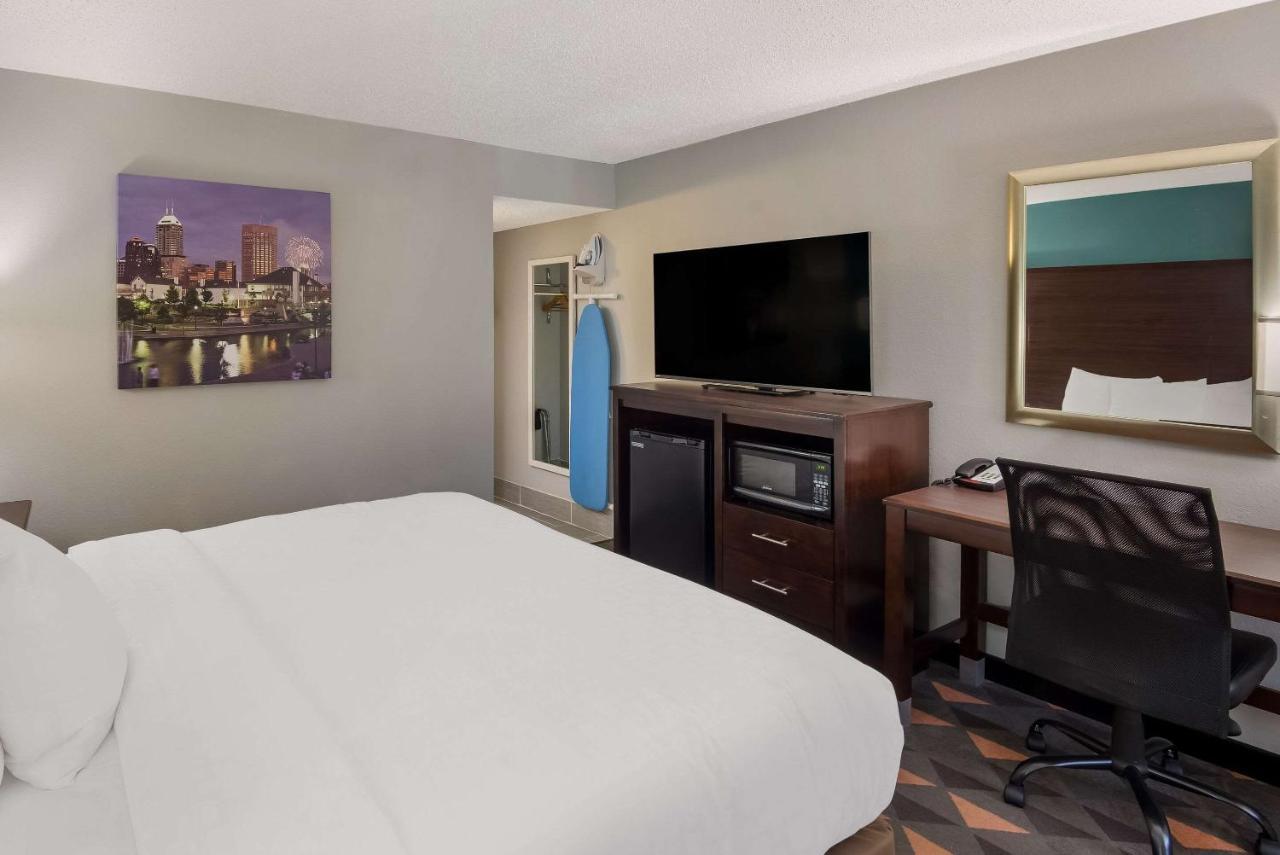 Clarion Pointe Indianapolis Northeast Hotel Касълтън Екстериор снимка