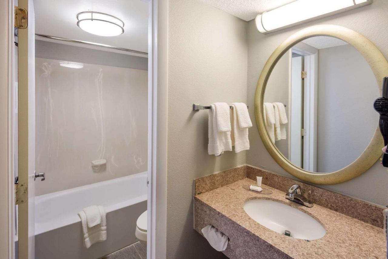 Clarion Pointe Indianapolis Northeast Hotel Касълтън Екстериор снимка