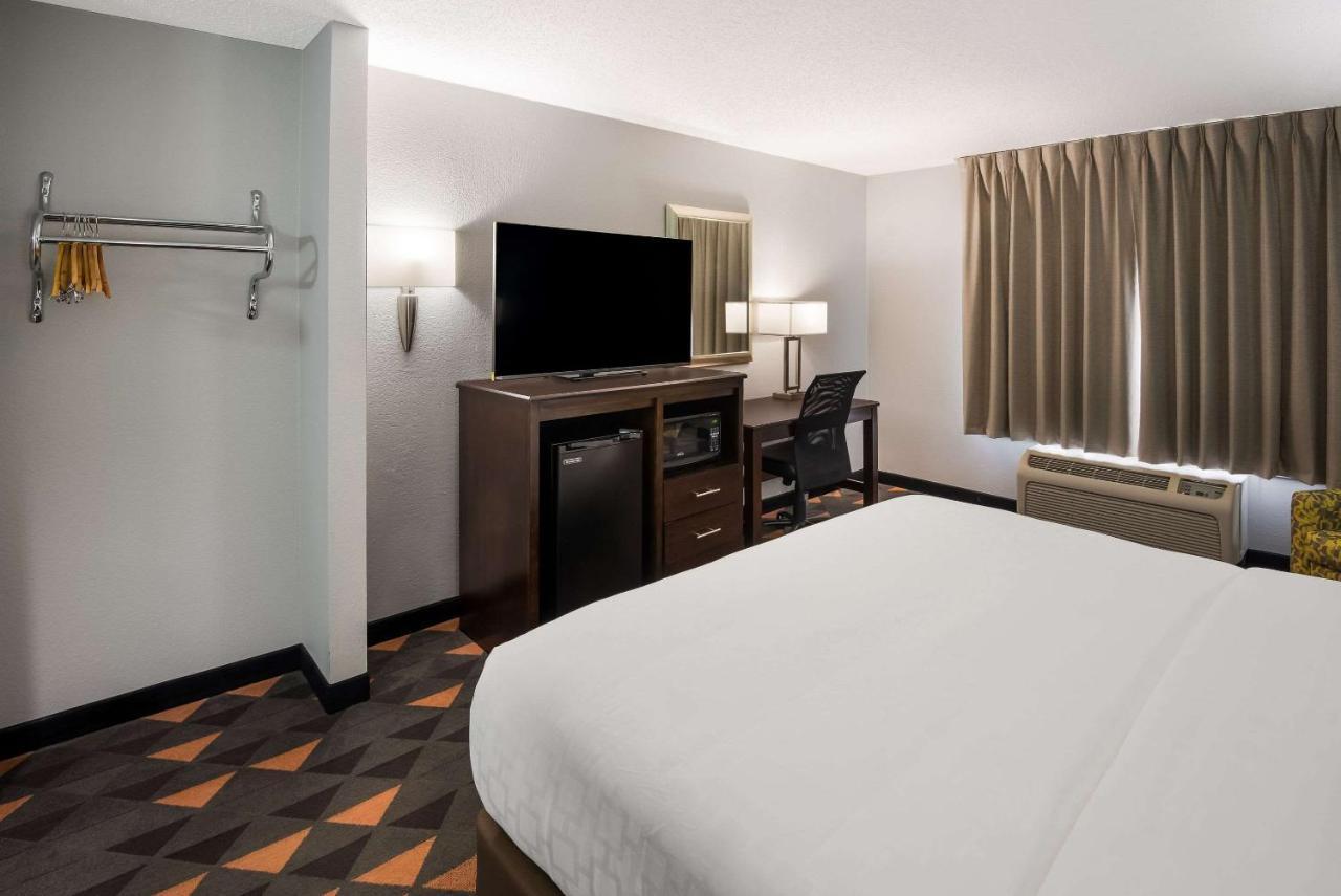 Clarion Pointe Indianapolis Northeast Hotel Касълтън Екстериор снимка