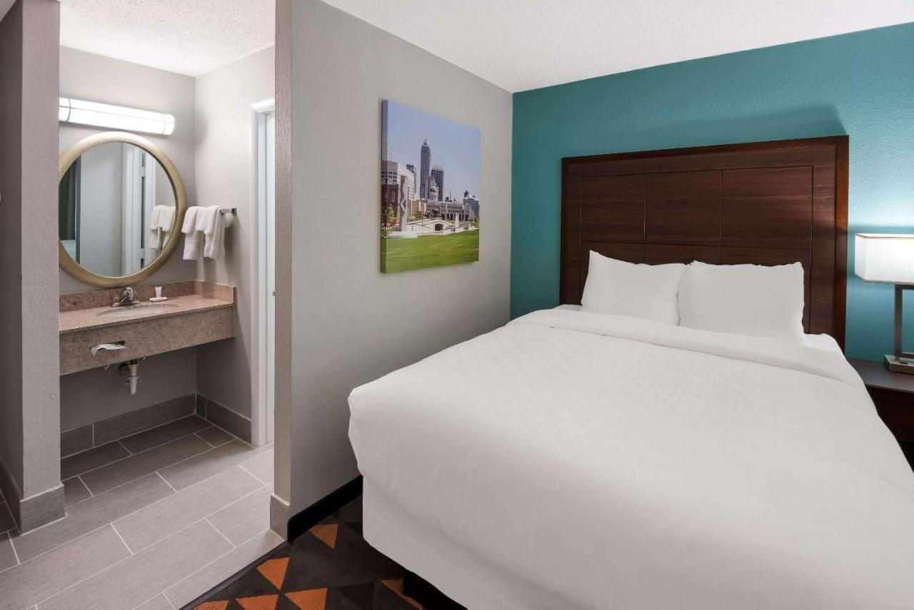 Clarion Pointe Indianapolis Northeast Hotel Касълтън Екстериор снимка