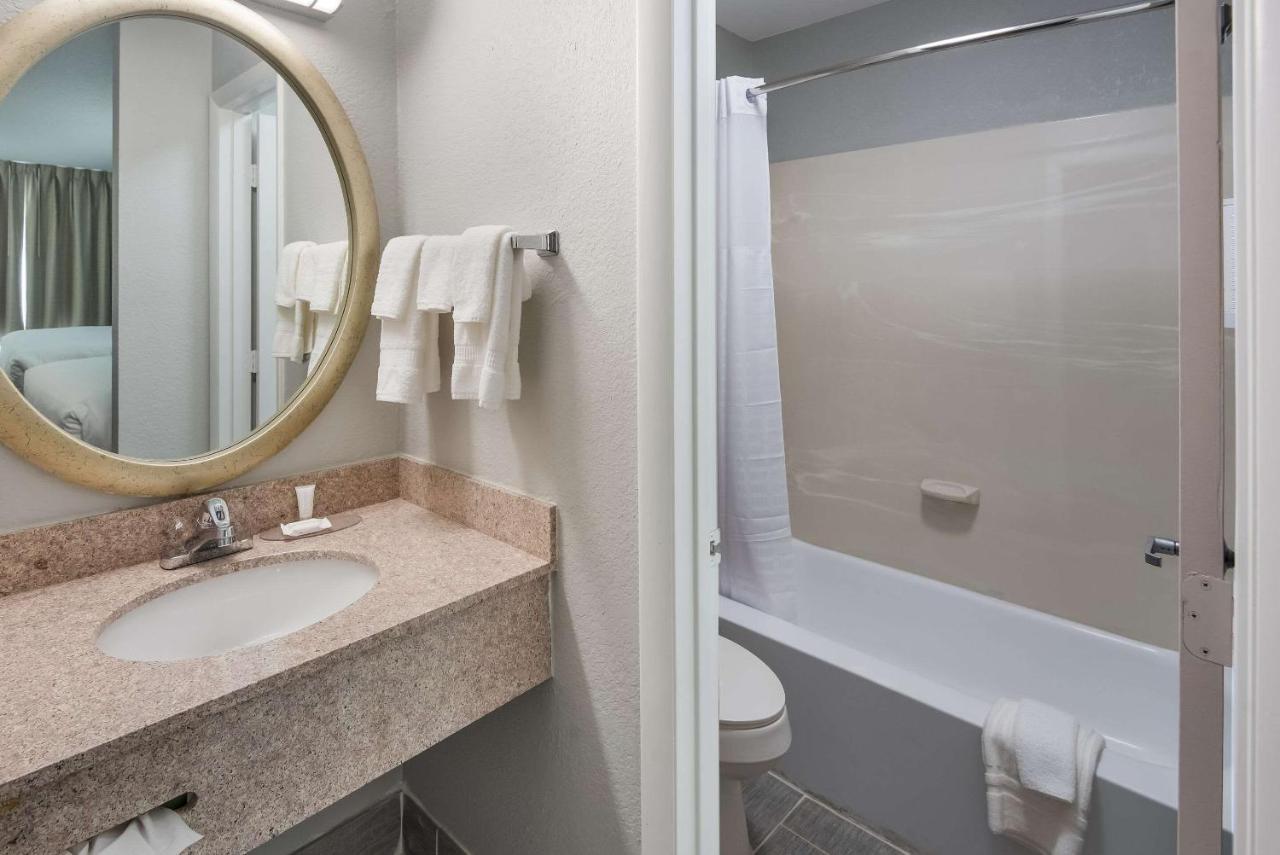Clarion Pointe Indianapolis Northeast Hotel Касълтън Екстериор снимка
