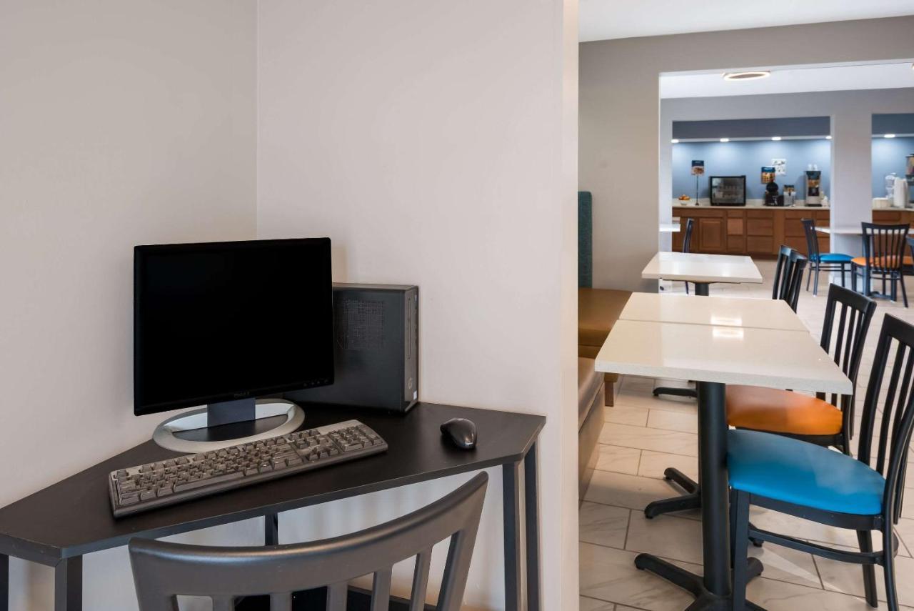 Clarion Pointe Indianapolis Northeast Hotel Касълтън Екстериор снимка