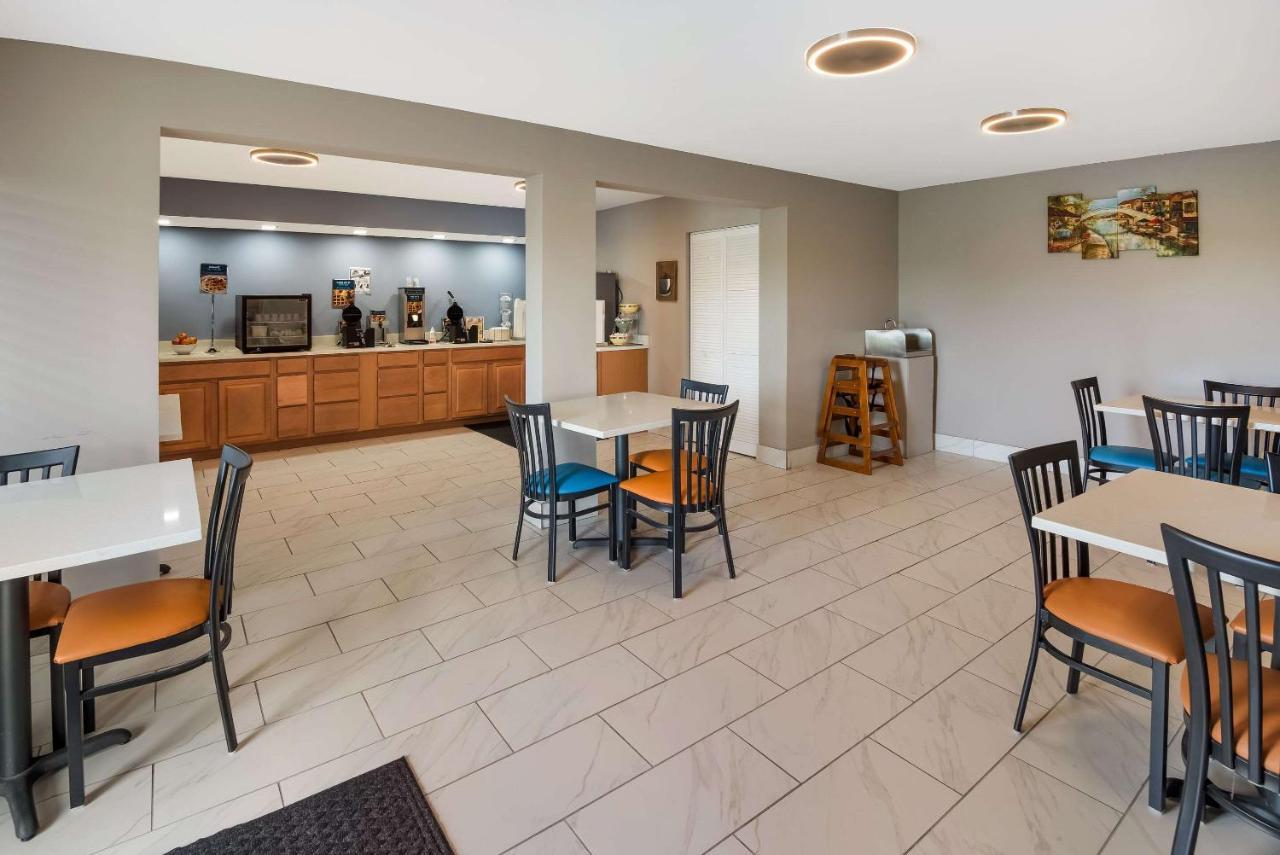 Clarion Pointe Indianapolis Northeast Hotel Касълтън Екстериор снимка