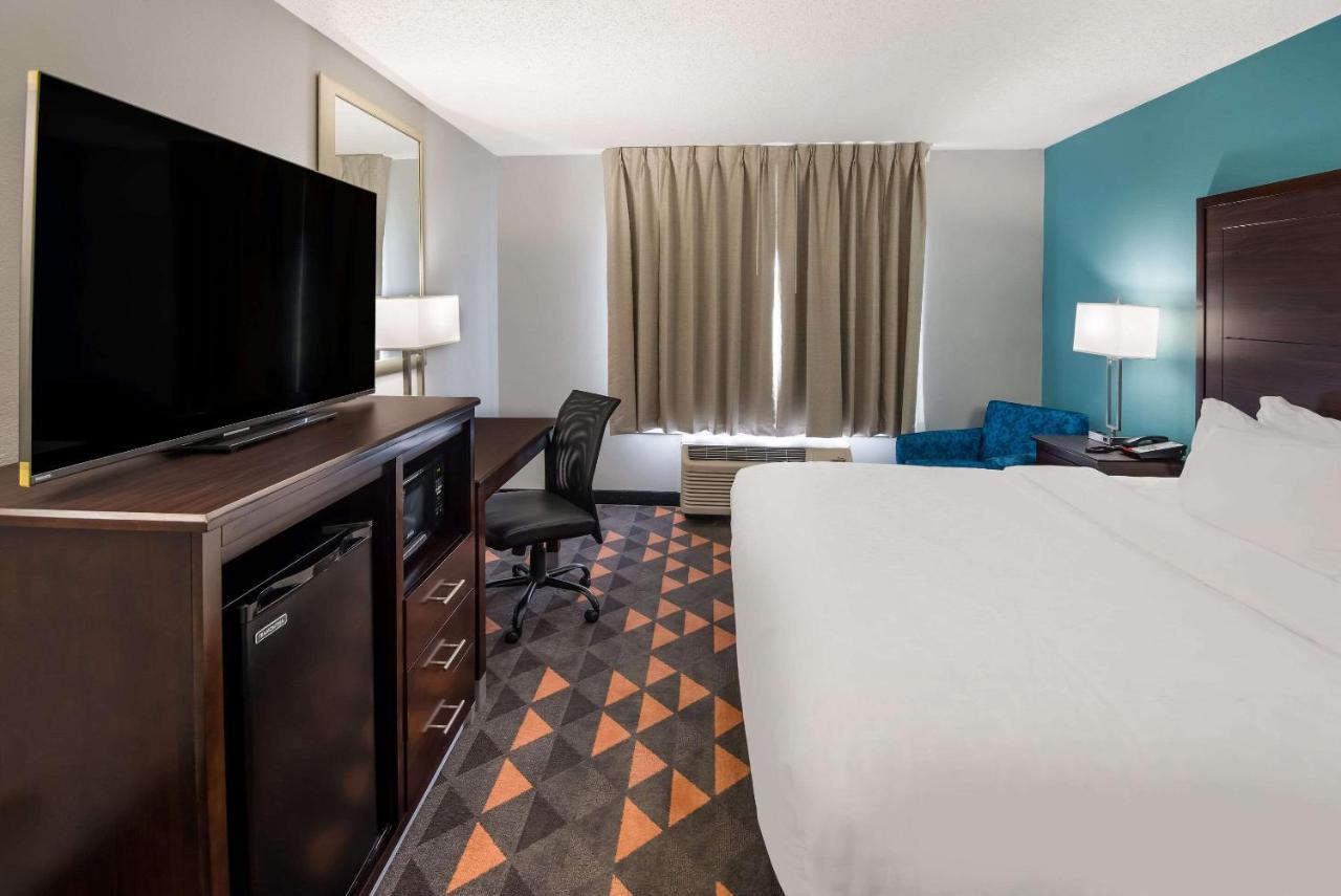 Clarion Pointe Indianapolis Northeast Hotel Касълтън Екстериор снимка