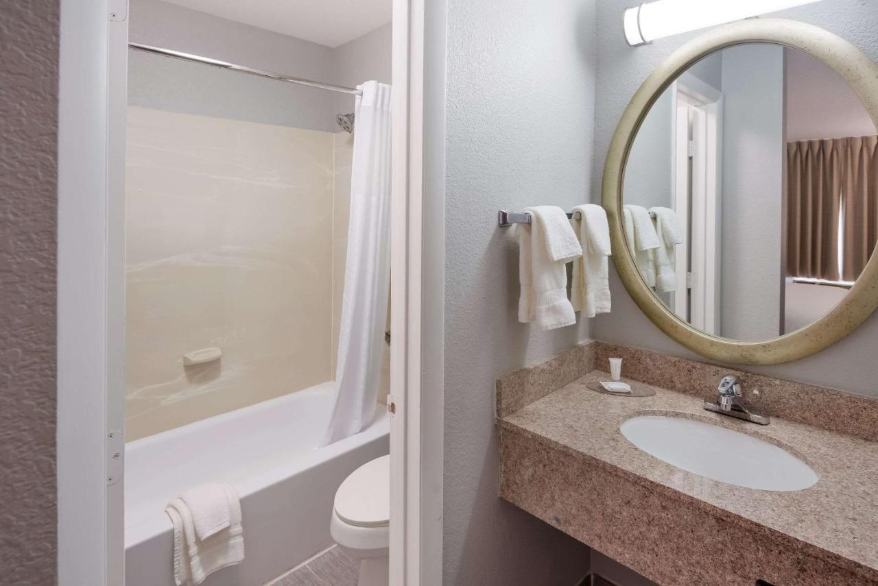 Clarion Pointe Indianapolis Northeast Hotel Касълтън Екстериор снимка
