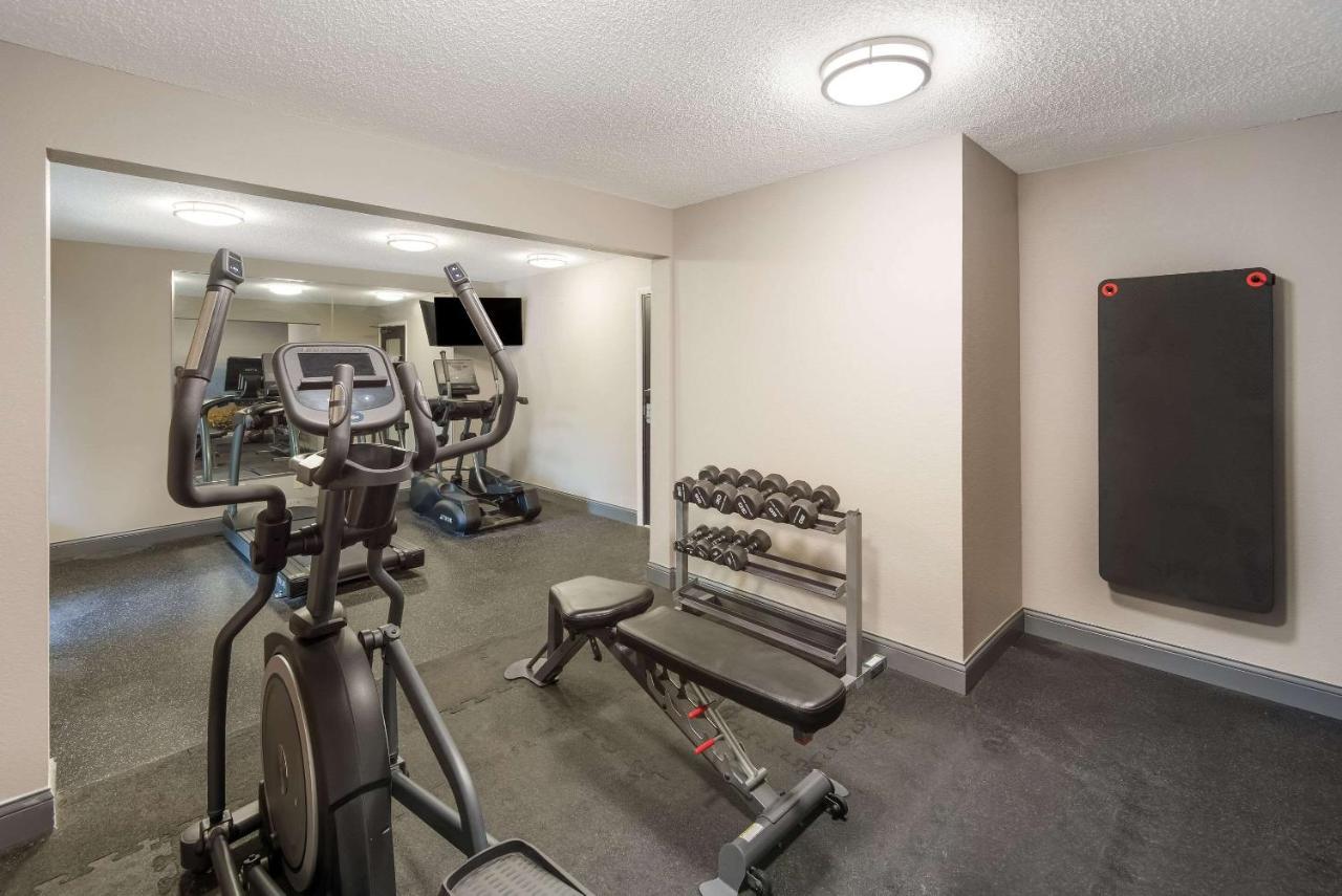 Clarion Pointe Indianapolis Northeast Hotel Касълтън Екстериор снимка