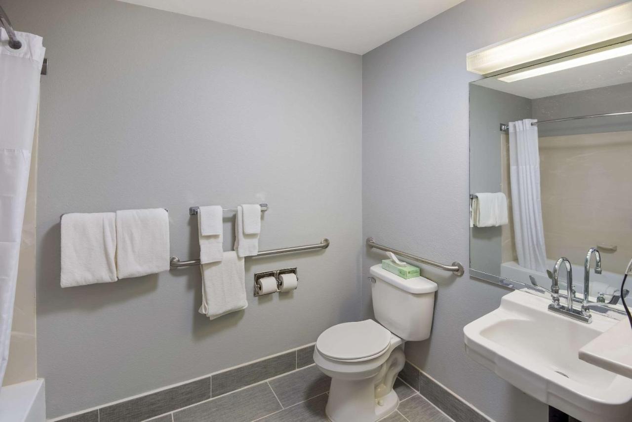 Clarion Pointe Indianapolis Northeast Hotel Касълтън Екстериор снимка