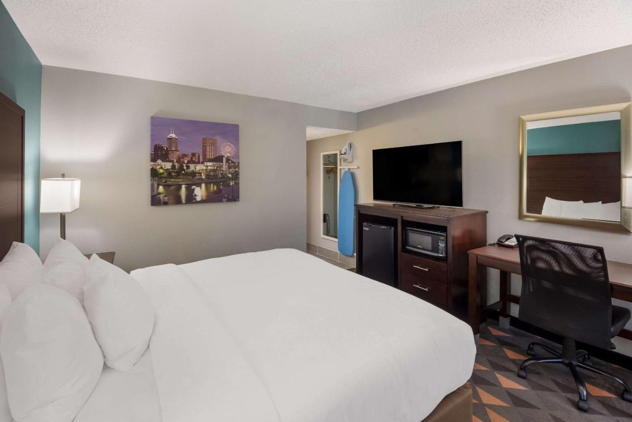 Clarion Pointe Indianapolis Northeast Hotel Касълтън Екстериор снимка