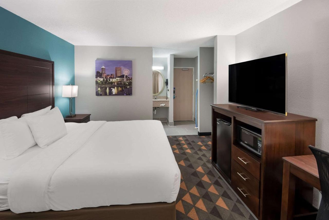 Clarion Pointe Indianapolis Northeast Hotel Касълтън Екстериор снимка