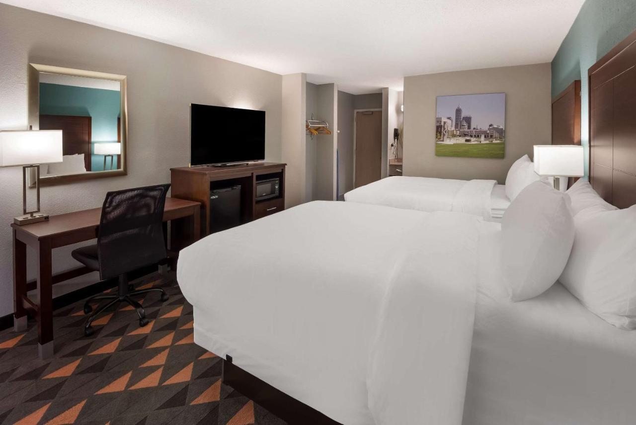 Clarion Pointe Indianapolis Northeast Hotel Касълтън Екстериор снимка