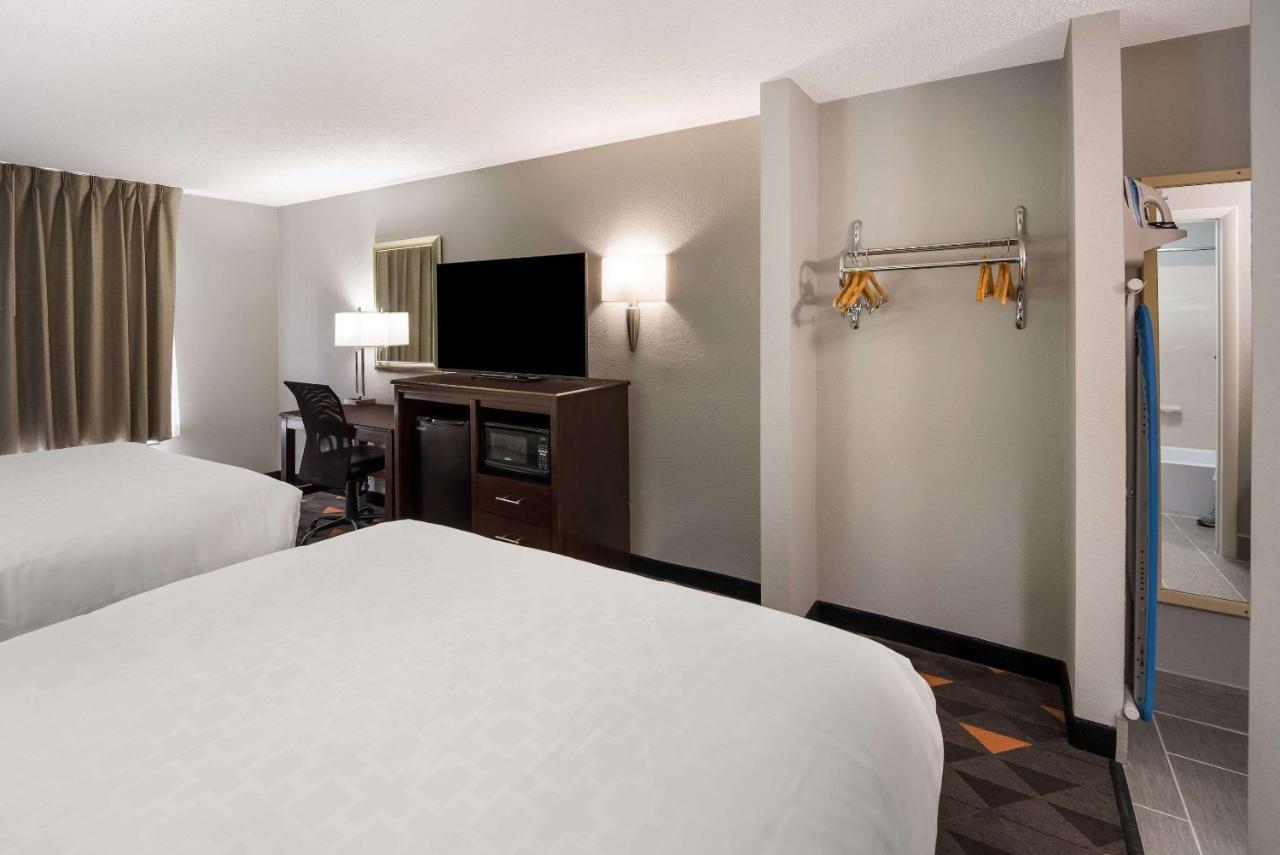Clarion Pointe Indianapolis Northeast Hotel Касълтън Екстериор снимка