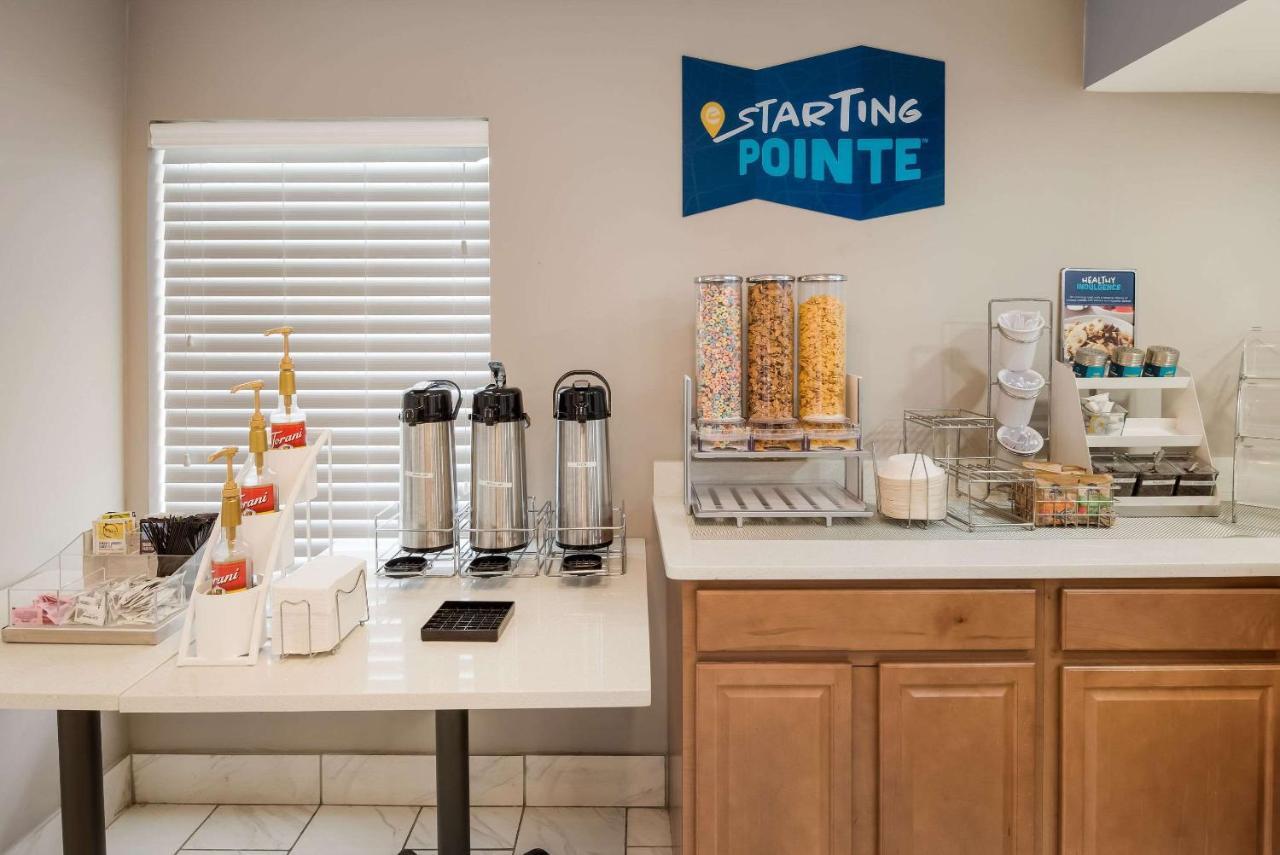 Clarion Pointe Indianapolis Northeast Hotel Касълтън Екстериор снимка
