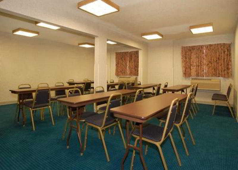 Clarion Pointe Indianapolis Northeast Hotel Касълтън Екстериор снимка