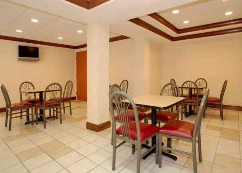 Clarion Pointe Indianapolis Northeast Hotel Касълтън Екстериор снимка
