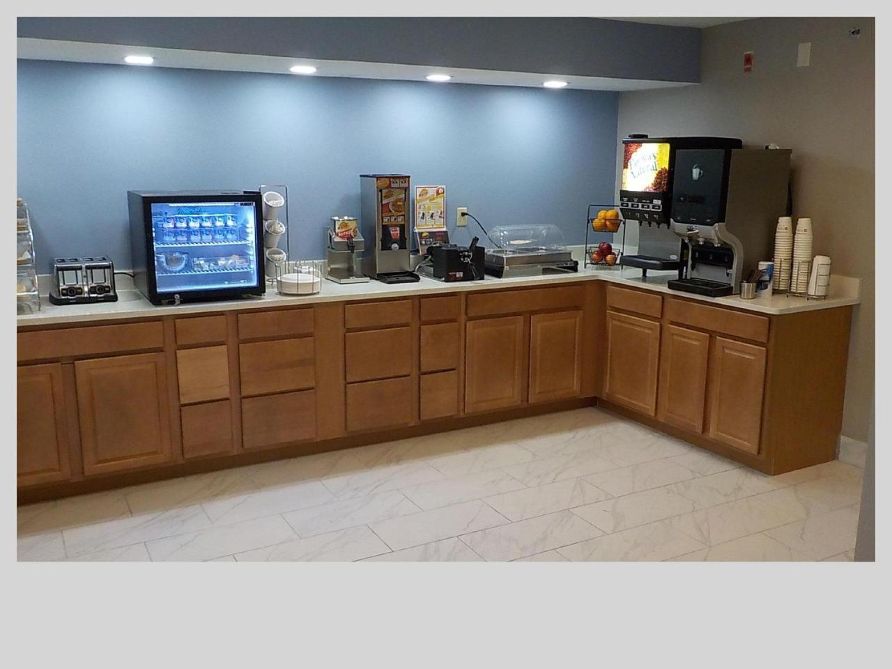Clarion Pointe Indianapolis Northeast Hotel Касълтън Екстериор снимка