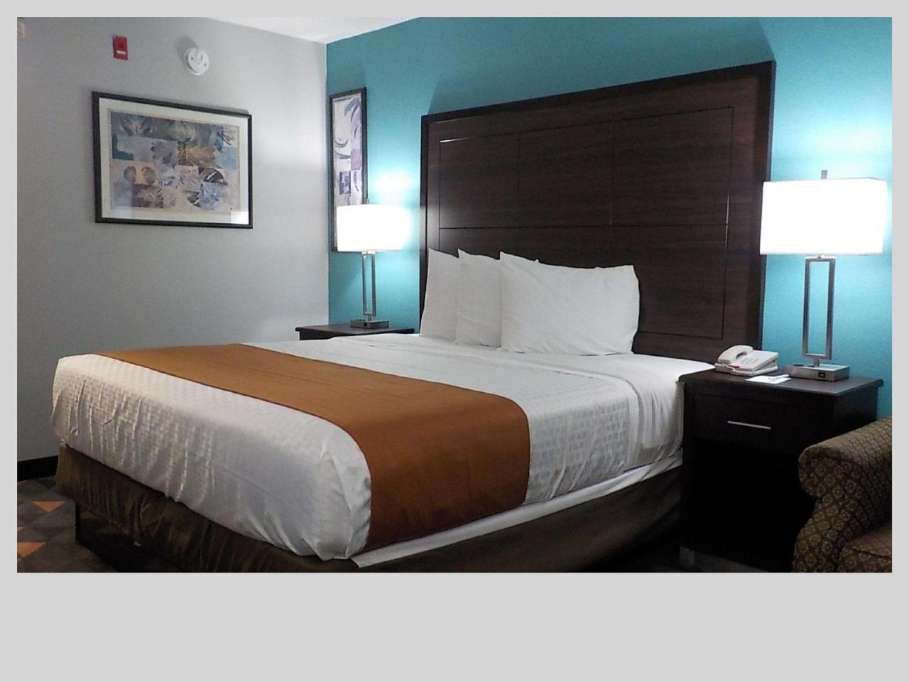 Clarion Pointe Indianapolis Northeast Hotel Касълтън Екстериор снимка