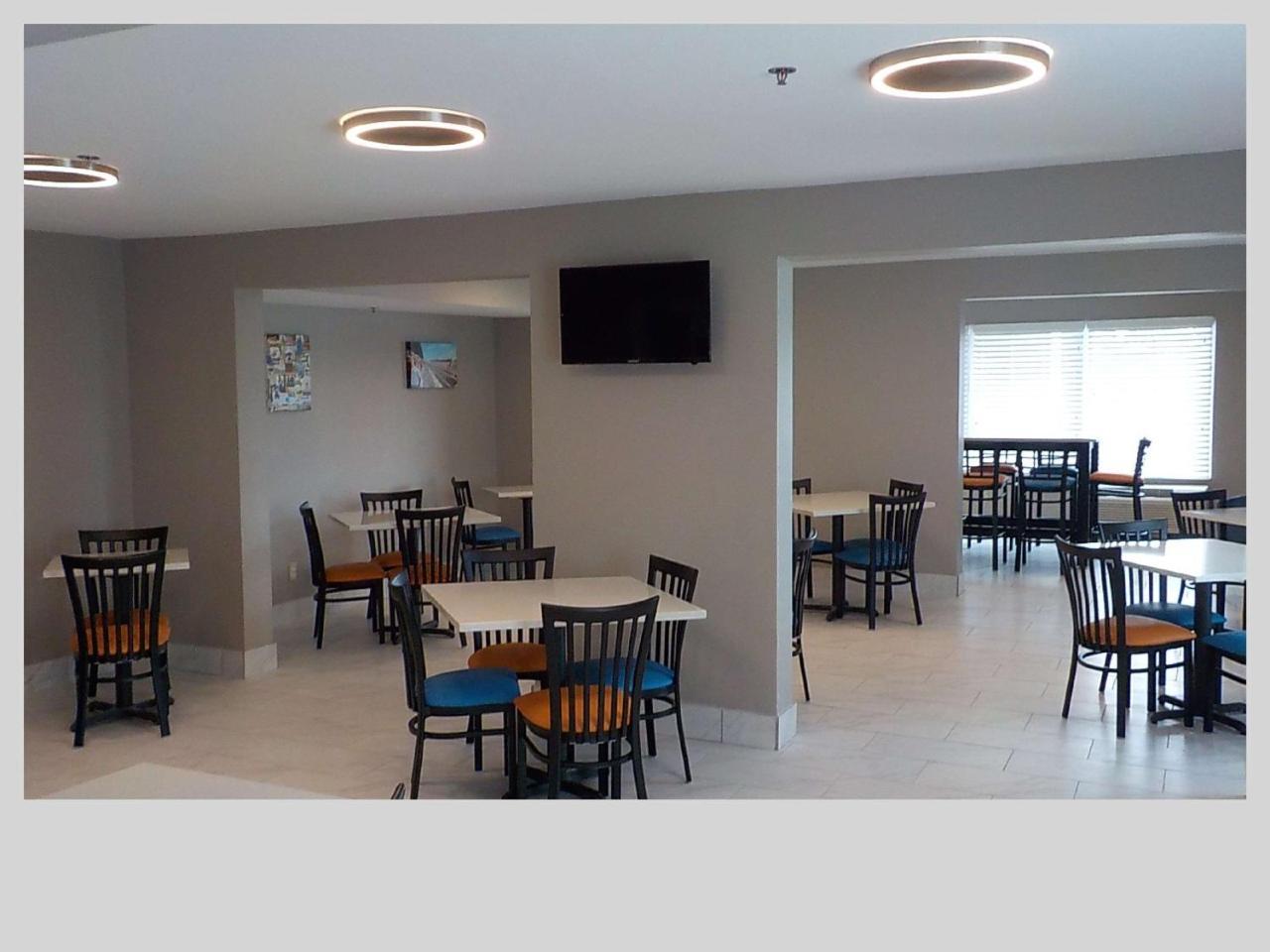 Clarion Pointe Indianapolis Northeast Hotel Касълтън Екстериор снимка